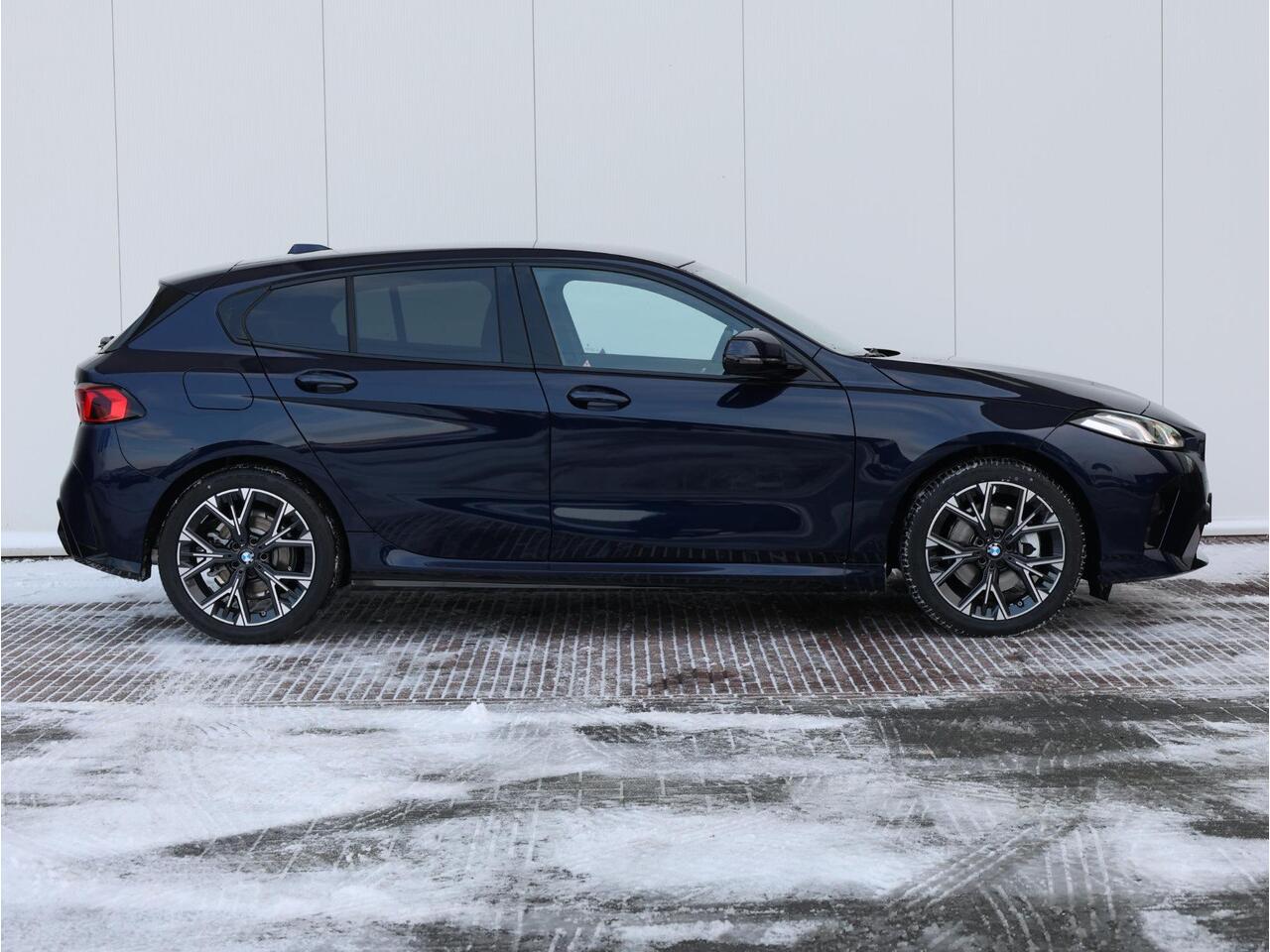 BMW 1-SERIE 120 M Sport Design Edition M Sportpakket/ Stuurwielrand verwarmd/ Achteruitrijcamera/ Getint Glas/ Sportstoelen/ Stoelverwarming/ Driving Assistant