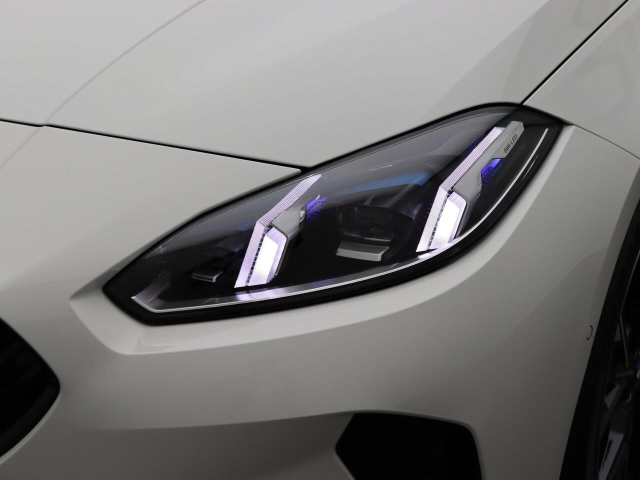 BMW 1-SERIE 120 M Sportpakket | Panoramadak | Head-Up Display | Elek. Stoelen met Memory | 18"