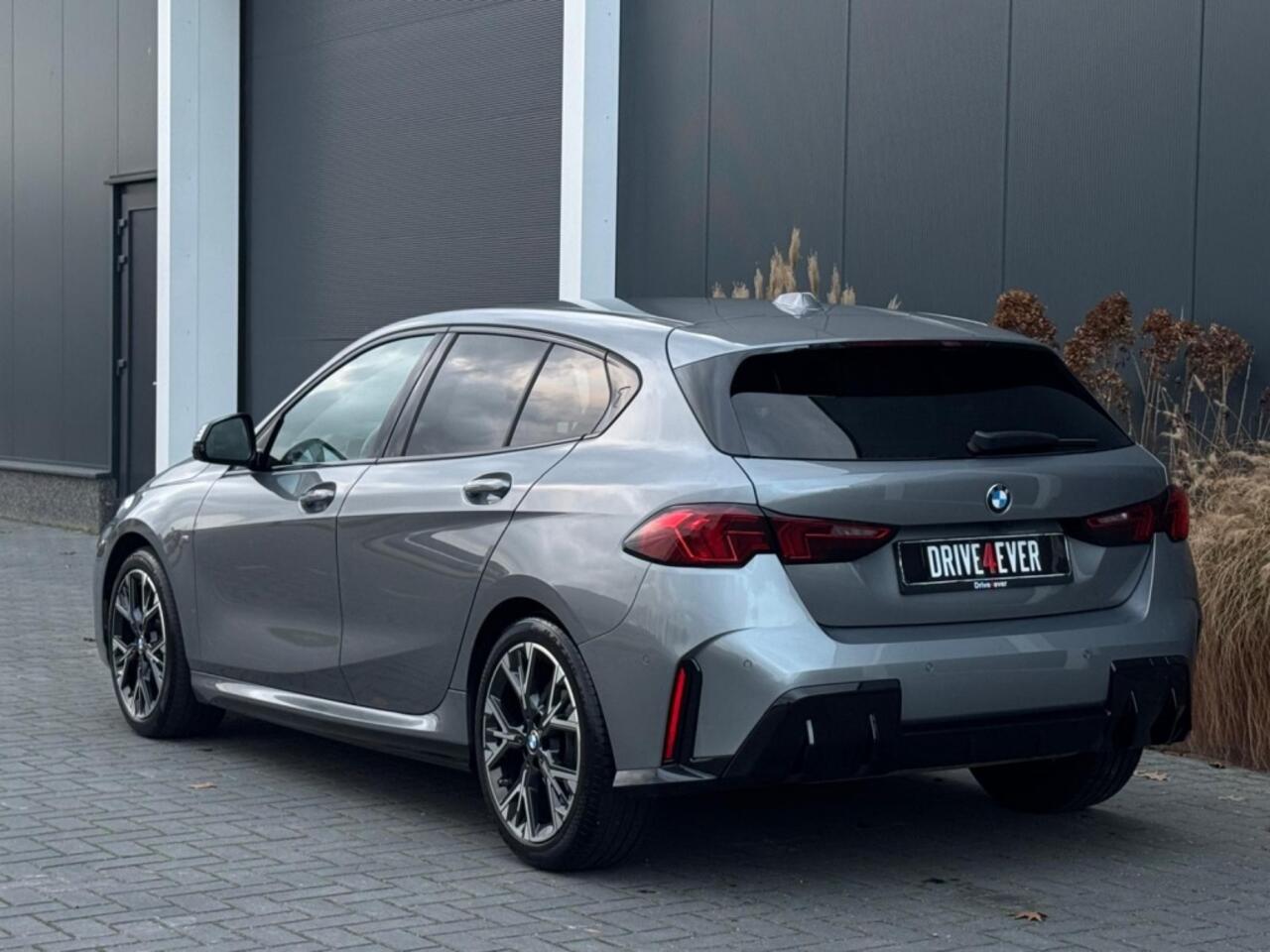 BMW 1-SERIE 120i M PACK 2025 LEDER SPORTVELGEN H&K LED WIDESCREEN