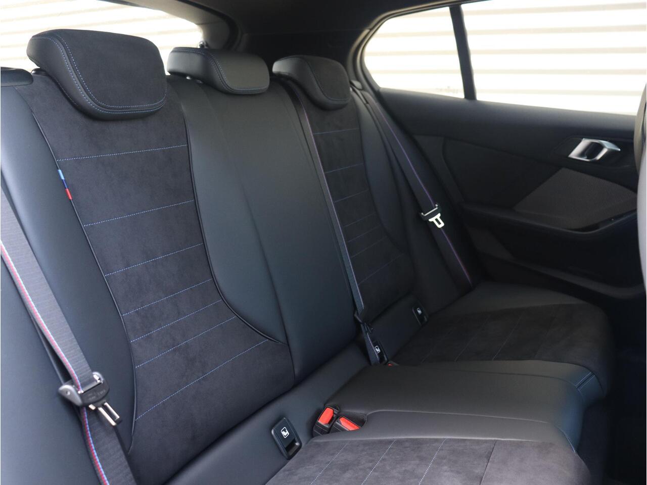 BMW 1-SERIE 5-deurs 120 | M Sportpakket Pro | Innovation Pack | Trekhaak | Panodak | Driving Assistant Plus | Elektr. Achterklep | Head-Up | Comfort Acces | 19'' LMV