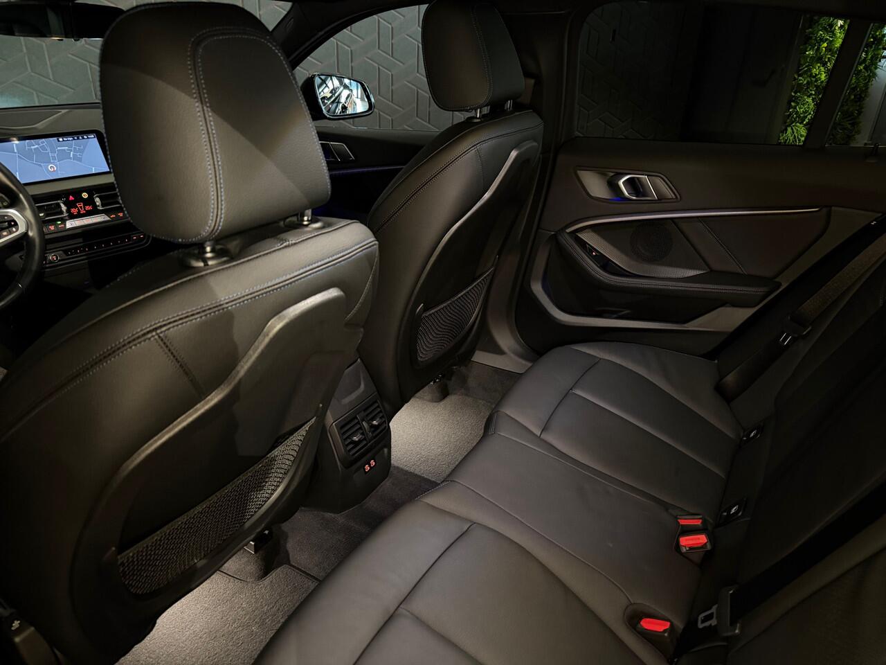 BMW 1-SERIE 120i Business Ed | M-sport | Leder | CarPlay