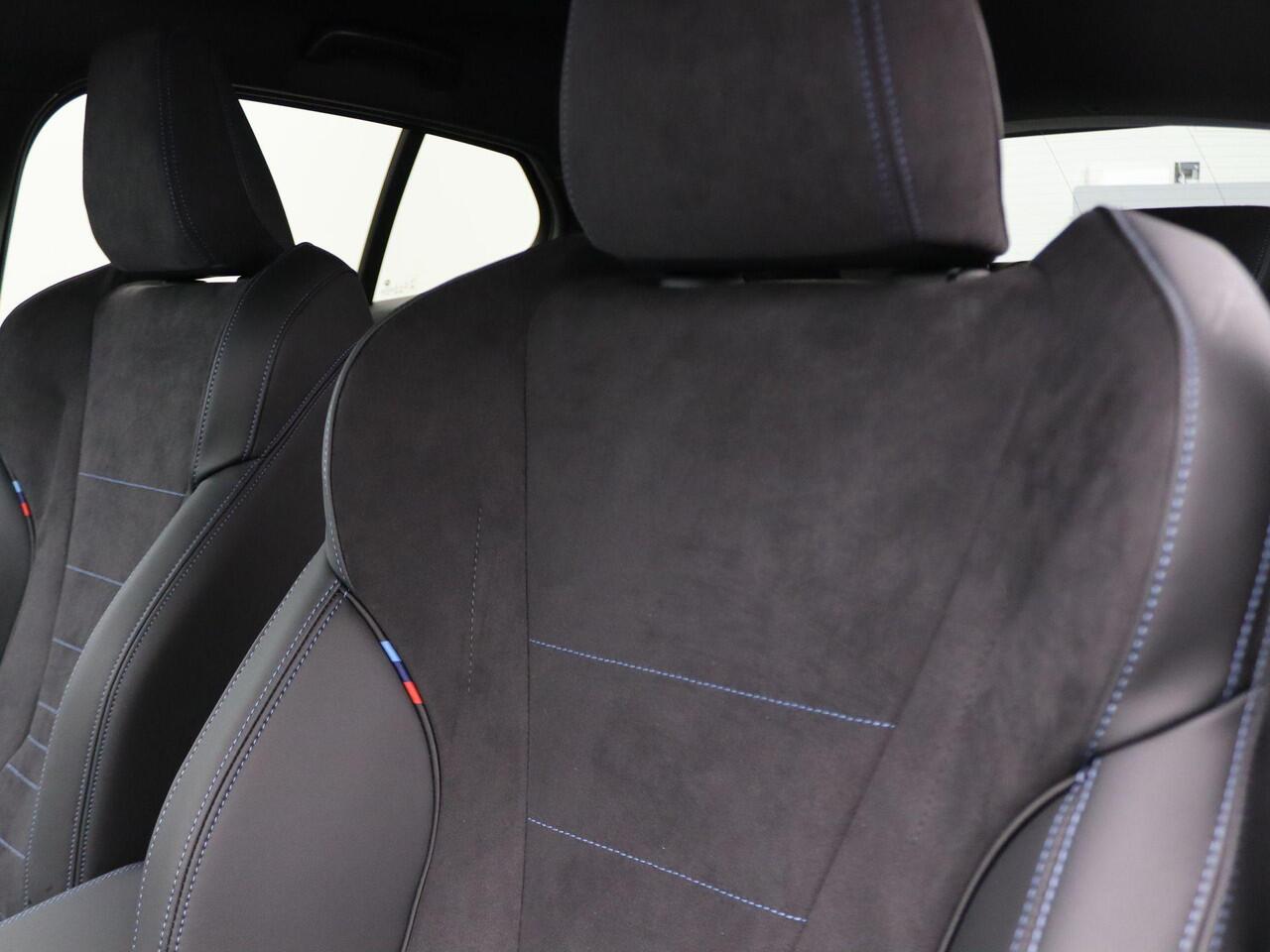 BMW 1-SERIE 120 M Sportpakket | Premium Pack | Stuurwielrand Verwarmd | Comfort Access | Driving Assistant | 18''