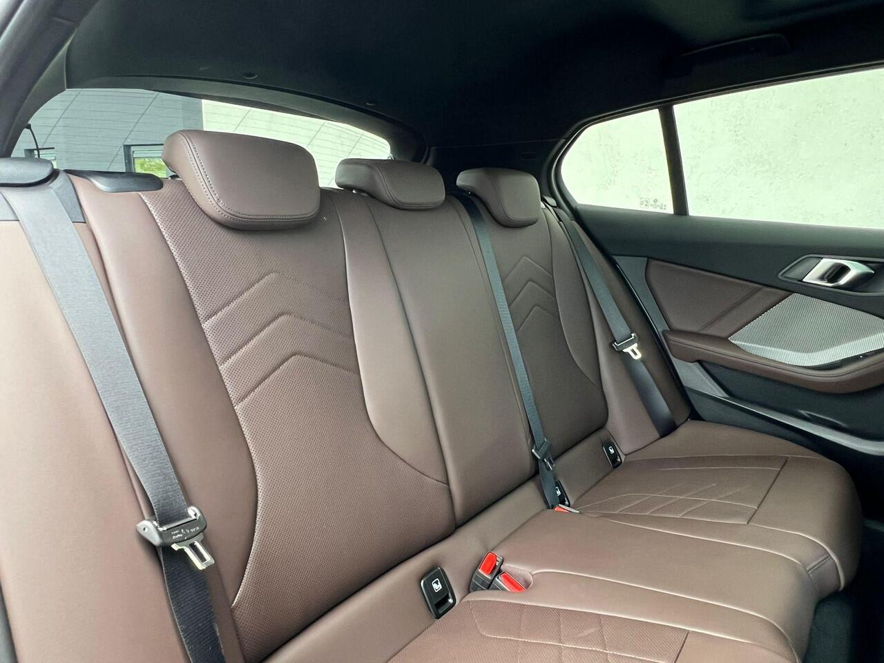 BMW 1-SERIE 120i 5drs. M-Sportpakket | Trekhaak | Harman/Kardon | Driving Assistant Plus | Panoramadak