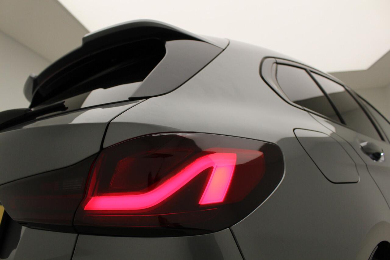 BMW 1-SERIE M135i xDrive | 19" | Panorama | Harman Kardon | Camera | Leder | Head-Up | El. Stoelen met Memory | PPF