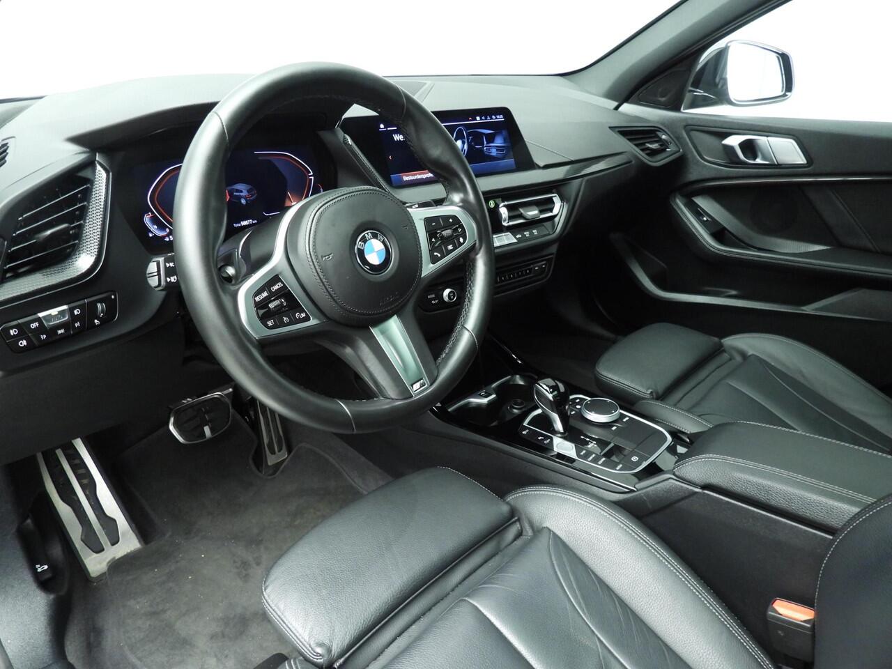 BMW 1-SERIE 5-deurs 118i | M-Sportpakket | LED | Leder | Navigatie | Schuifdak | Trekhaak | Sportstoelen | DAB | Hifi speakers | Alu 17 inch