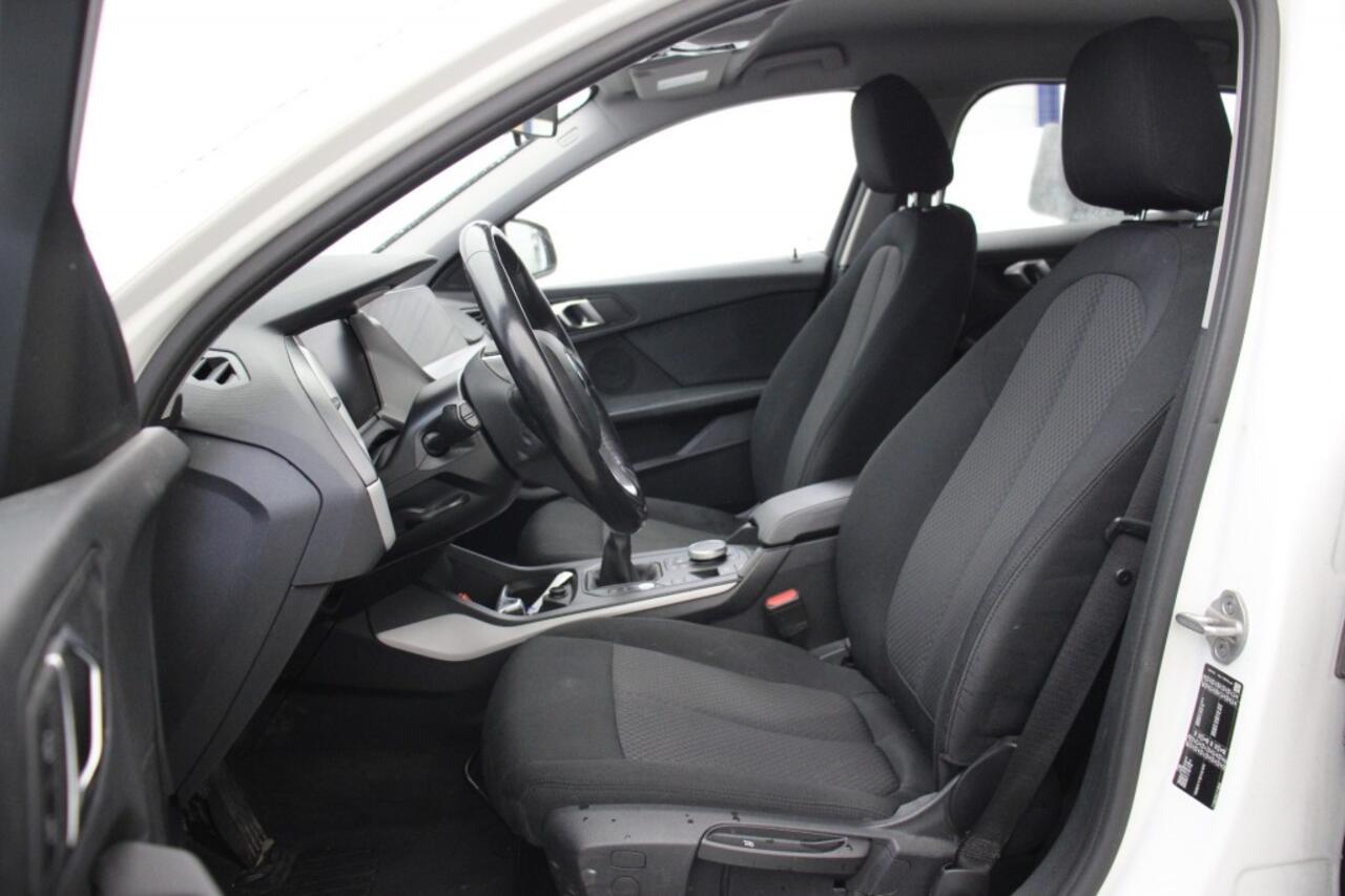 BMW 1-SERIE 118i Business Edition - Carplay, Digitaal Cockpit, Trekhaak