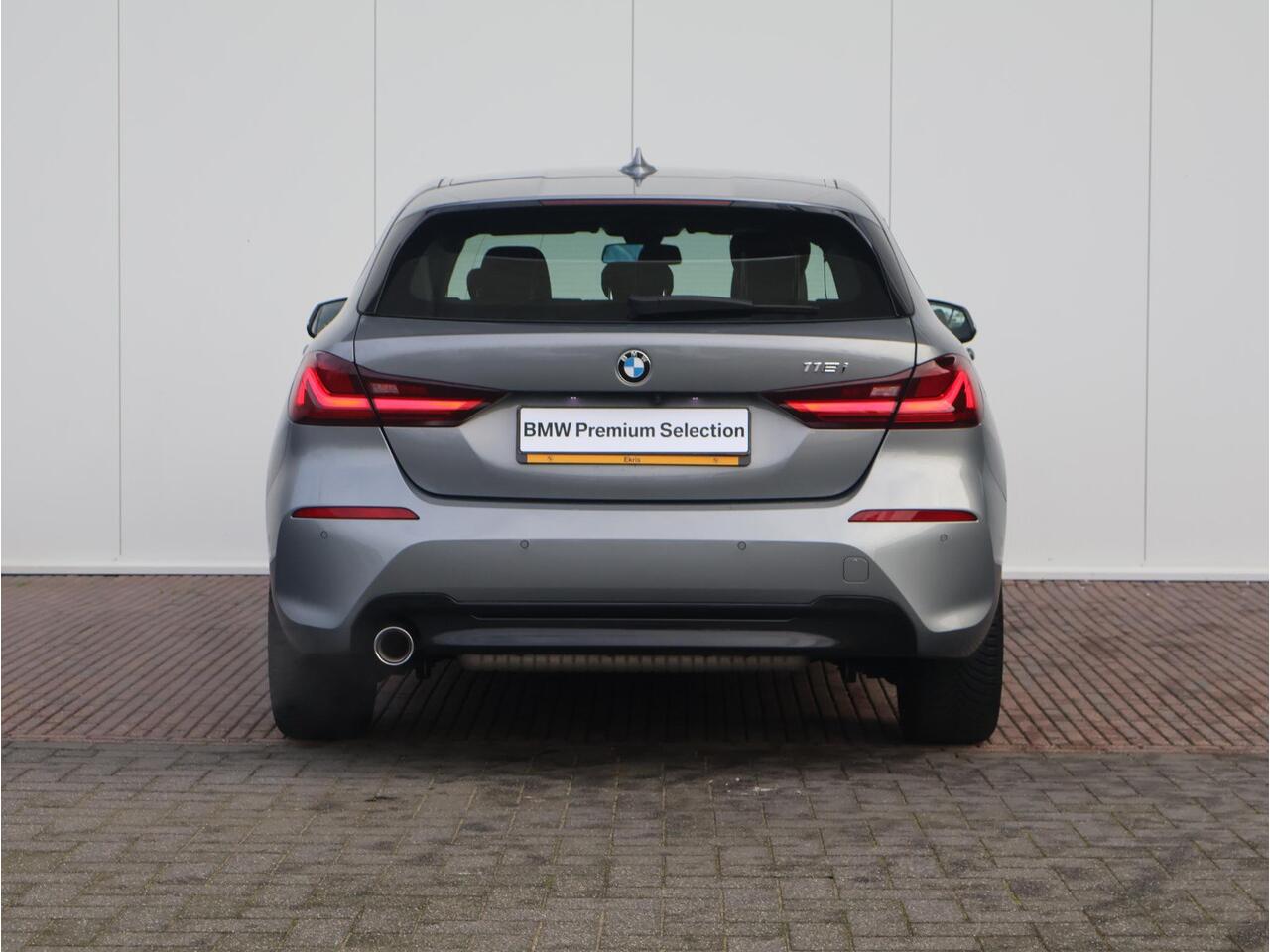 BMW 1-SERIE 118i Introduction Edition Sportline/ Cruise Control/ BMW Live Cockpit Professional/ Lichtpakket/ Sportstoelen/ Achteruitrijcamera