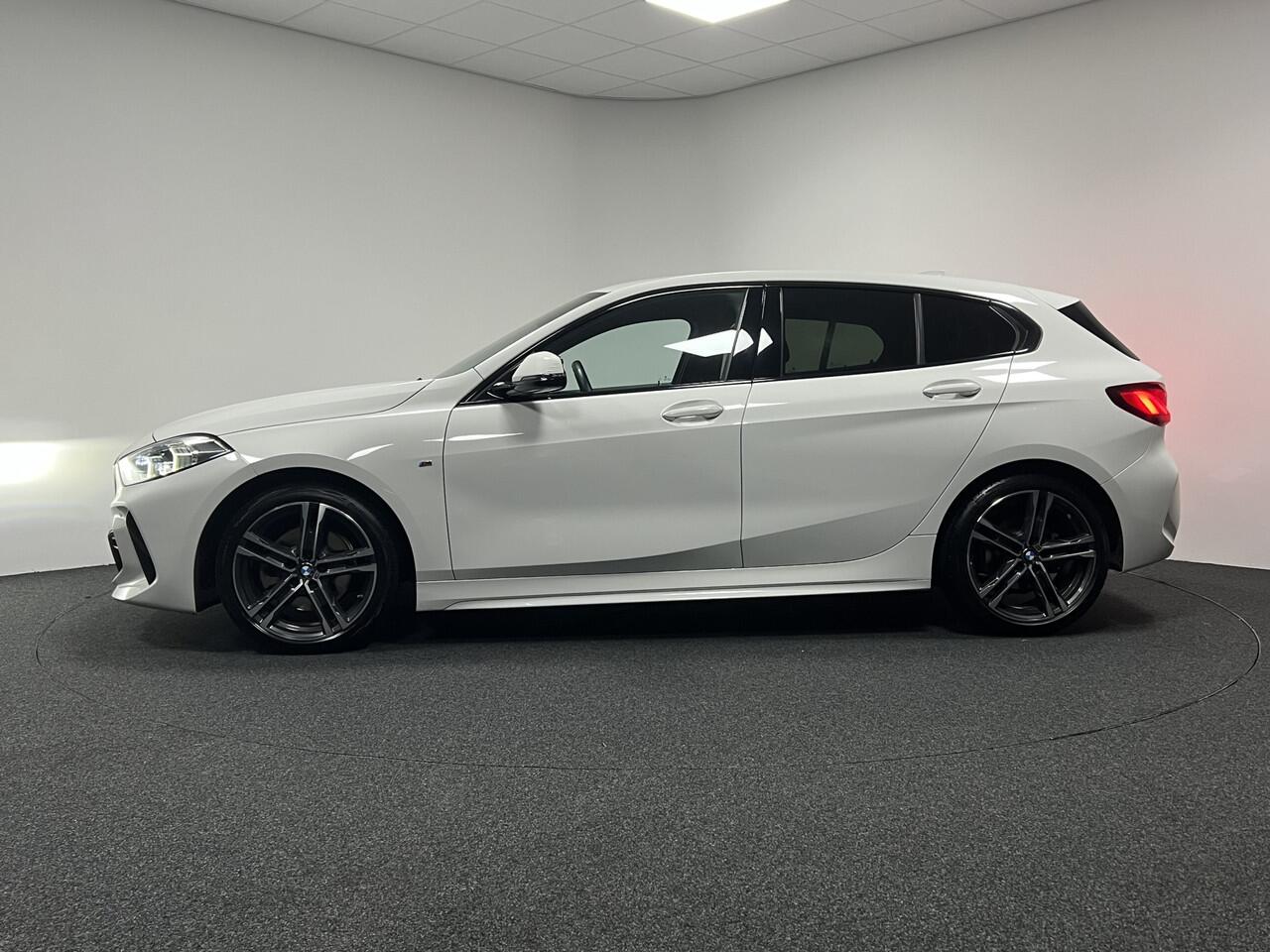 BMW 1-SERIE 118i High Executive M-Sport | NAVI | HARMAN & KARDON | STOELVERWARMING | LEDEREN BEKLEDING | PARKEERSENSOREN |