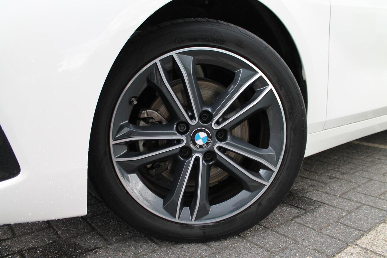BMW 1-SERIE 118i Executive Sport Line Automaat / Sportstoelen / LED / Head-Up / Live Cockpit Professional / Cruise Control
