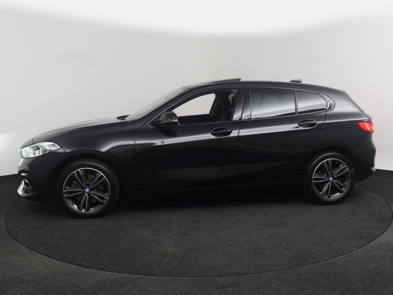 BMW 1-SERIE 118i | Schuifdak o Live Cockpit Prof. o Dealeronderhouden