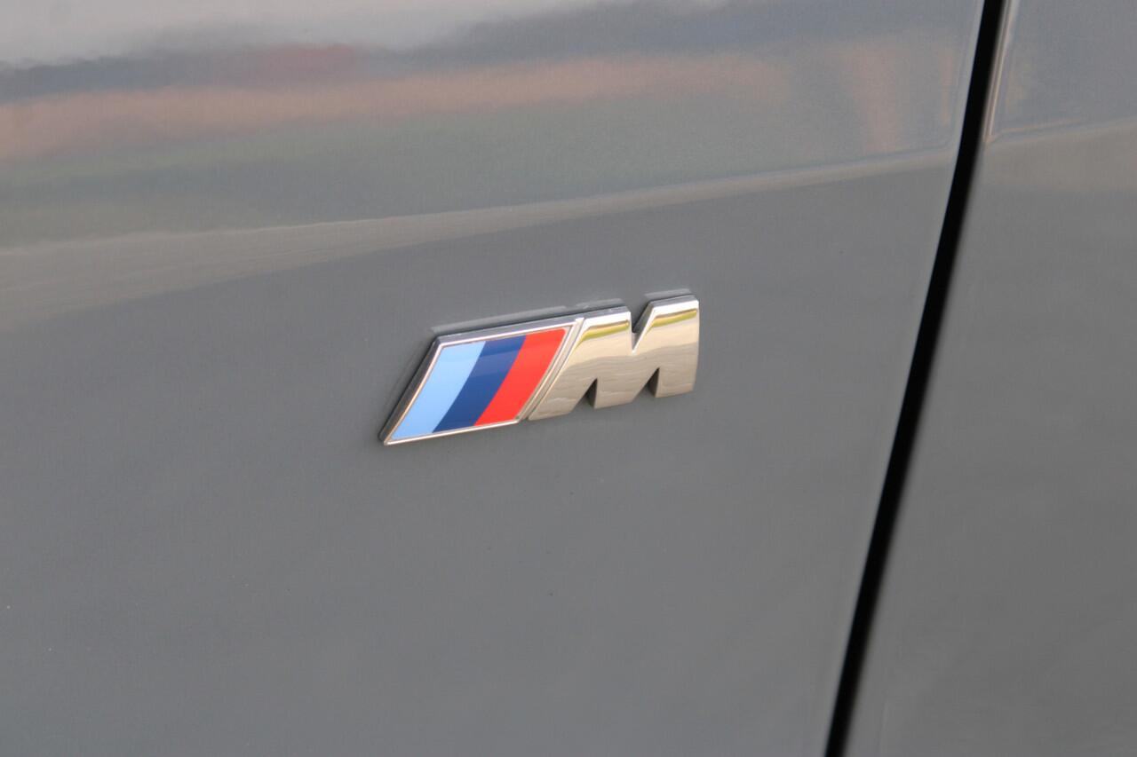 BMW 1-SERIE 118i High Executive M-sport | Incl. 12 maanden garantie | Cruise control | Kuipstoelen | Schuif/kantel dak | Climate control | Apple carplay | Navigatie | DAB radio | Harman/Kardon |