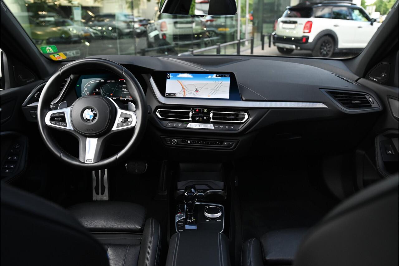 BMW 1-SERIE M135i xDrive High Executive Automaat / Panoramadak / Achteruitrijcamera / Comfort Access / M Sportonderstel / Live Cockpit Professional / Stoelverwarming