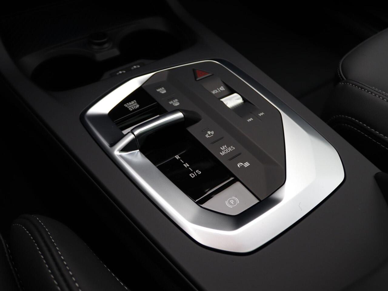 BMW 1-SERIE 120 M Sportpakket Pro | Premium Pack | Comfort Access | Panoramadak | Driving Assistant | Harman Kardon | 19''