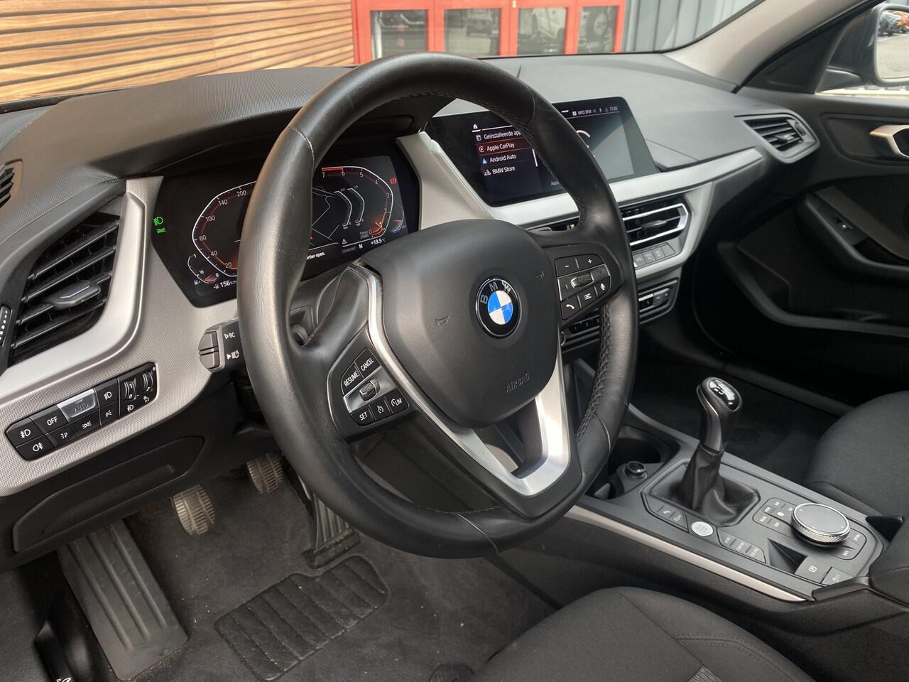 BMW 1-SERIE 118i Executive Edition Lm velgen / Navigatie / Carplay