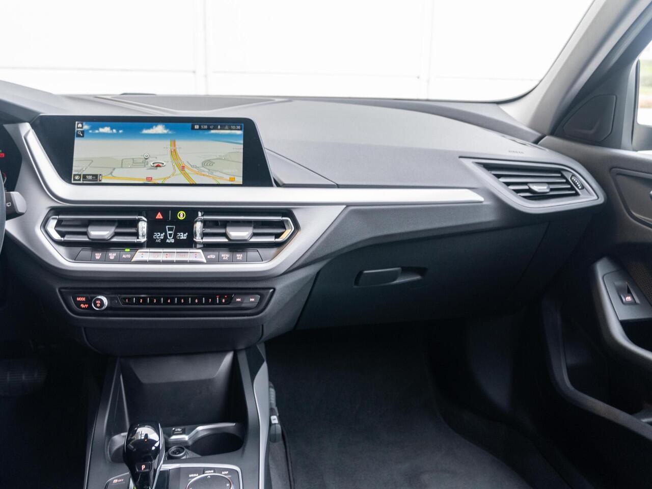 BMW 1-SERIE 118i | Executive | Cruise Control | PDC | Trekhaak