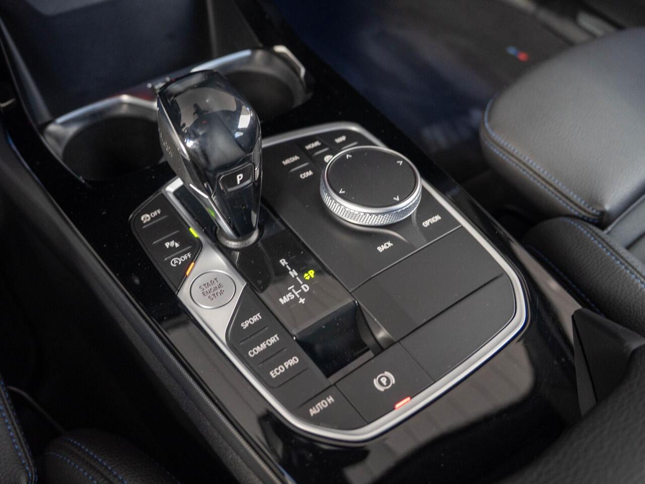 BMW 1-SERIE 116i | Executive | Parking Pack | Achteruitrijcamera | Stoelverwarming | PDC | LED | Cruise Control | 17''