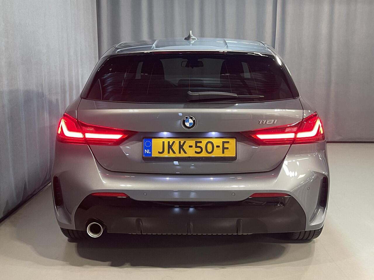 BMW 1-SERIE 118i M Sport 17"/Sportstoelen/Sfeerverlichting/LED/Stoelverwarming/PDC v+a/Apple Carplay & Android Auto