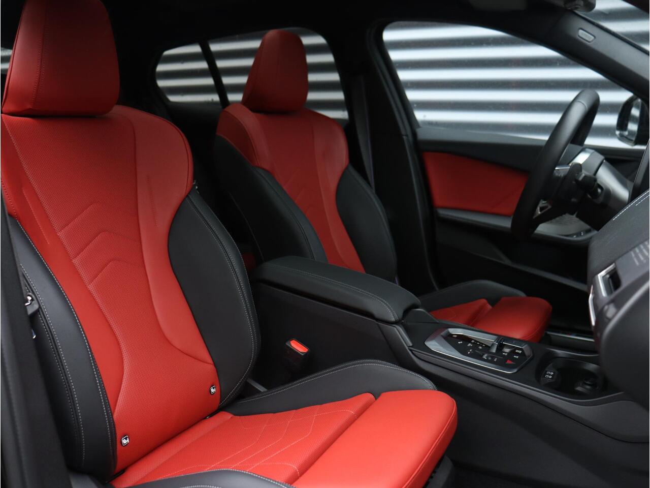 BMW 1-SERIE 120 | M Sportpakket Pro | Panodak | Trekhaak | Comfort Access | Stoelverwarming | Achteruitrijcamera | Driving Assistant | 18'' LMV