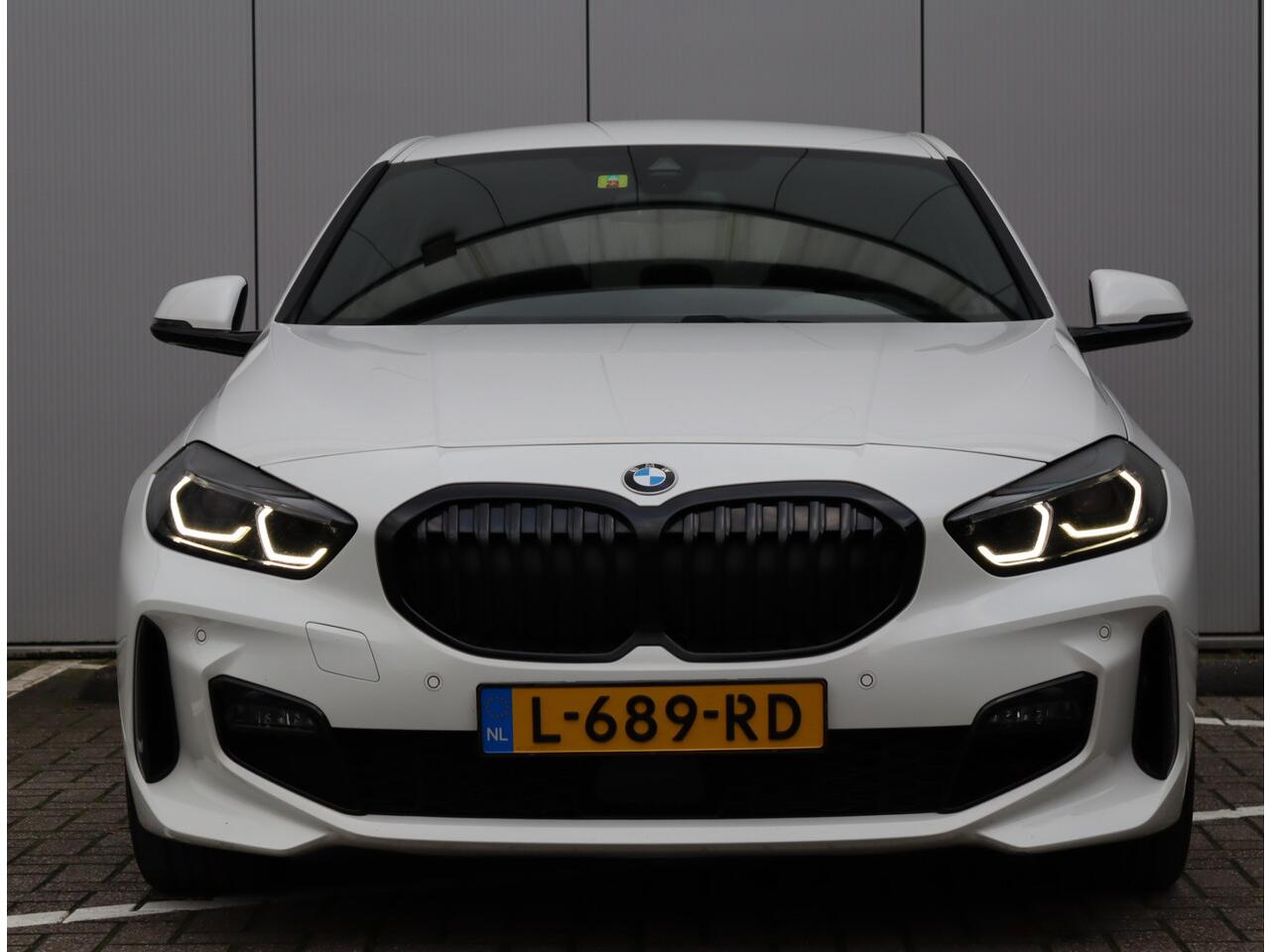 BMW 1-SERIE 120i M-sport | Parkeercamera | Keyless | Schaalstoelen