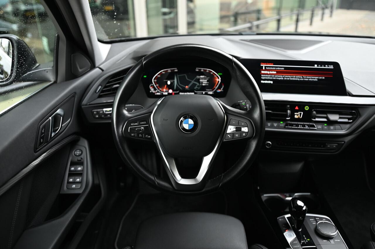 BMW 1-SERIE 118i Sport Line Automaat / Trekhaak / Sportstoelen / LED / Live Cockpit Professional / Cruise Control / PDC