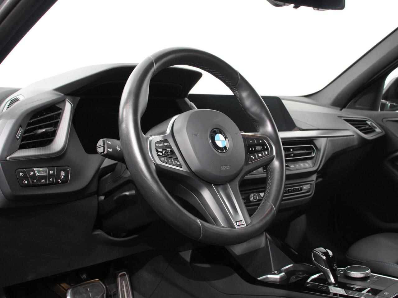 BMW 1-SERIE 118i M-Sport Climate Control Cruise control Stoelverwarming LED Parkeersensoren Apple carplay / Andriod auto Navigatie