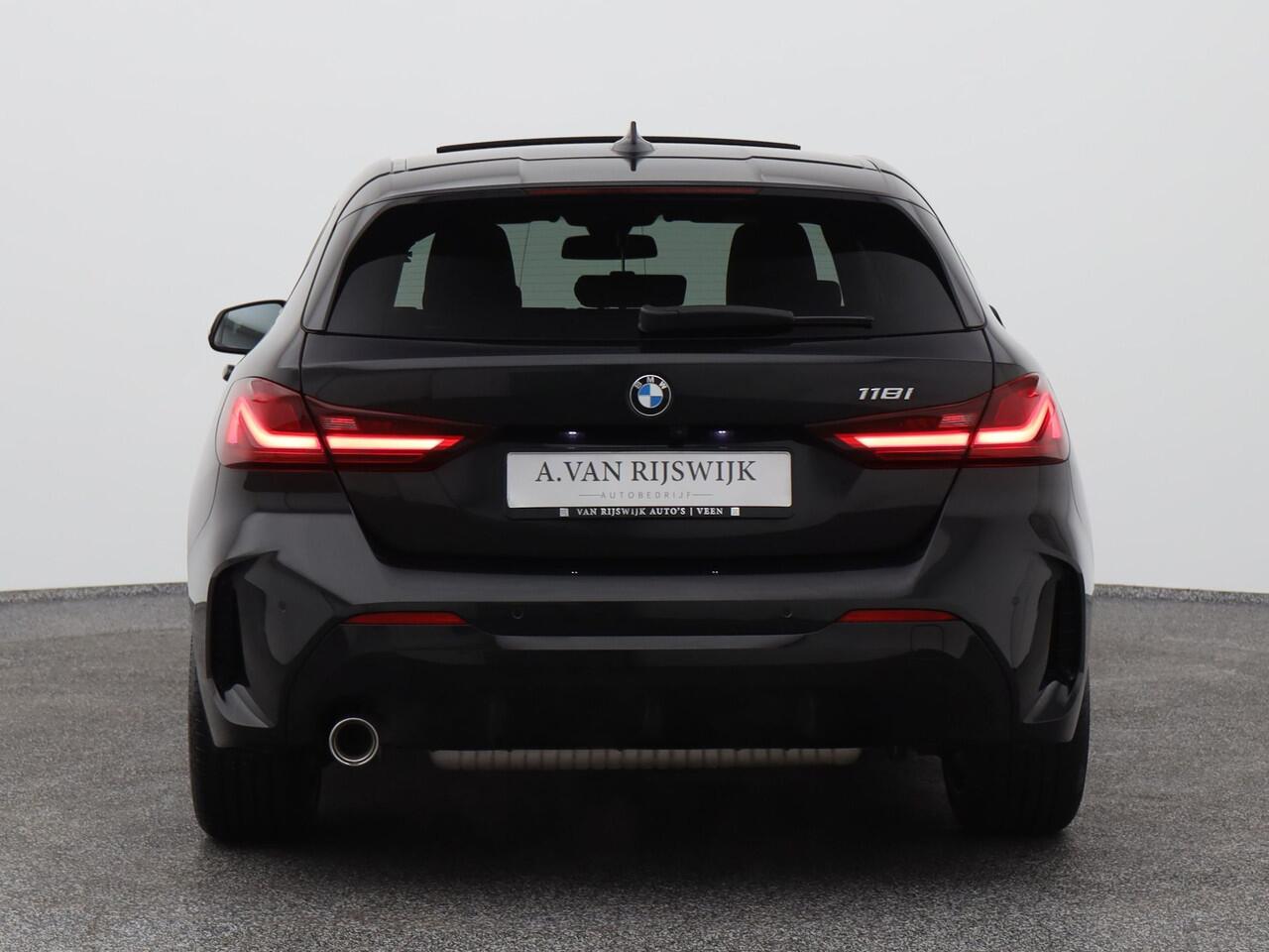 BMW 1-SERIE 118i 136 PK Automaat M-Sport Edition | SCHUIFDAK | CAMERA | KEYLESS