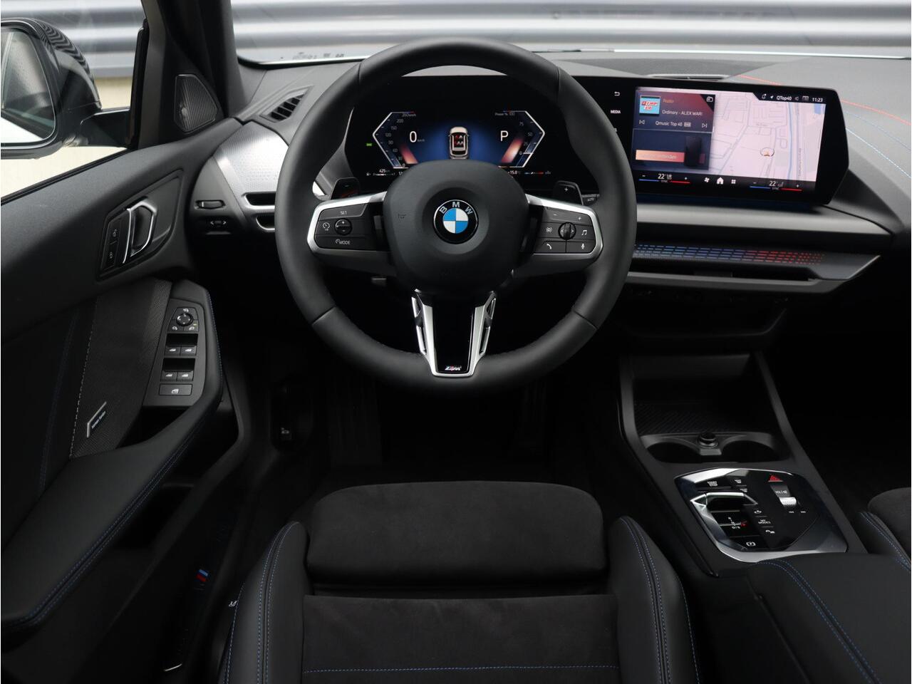 BMW 1-SERIE 5-deurs 120 | M Sportpakket Pro | Panodak | Harman Kardon | Getint Glas | Comfort Access | Driving Assistant Plus | Elektr. Achterklep | 19'' LMV