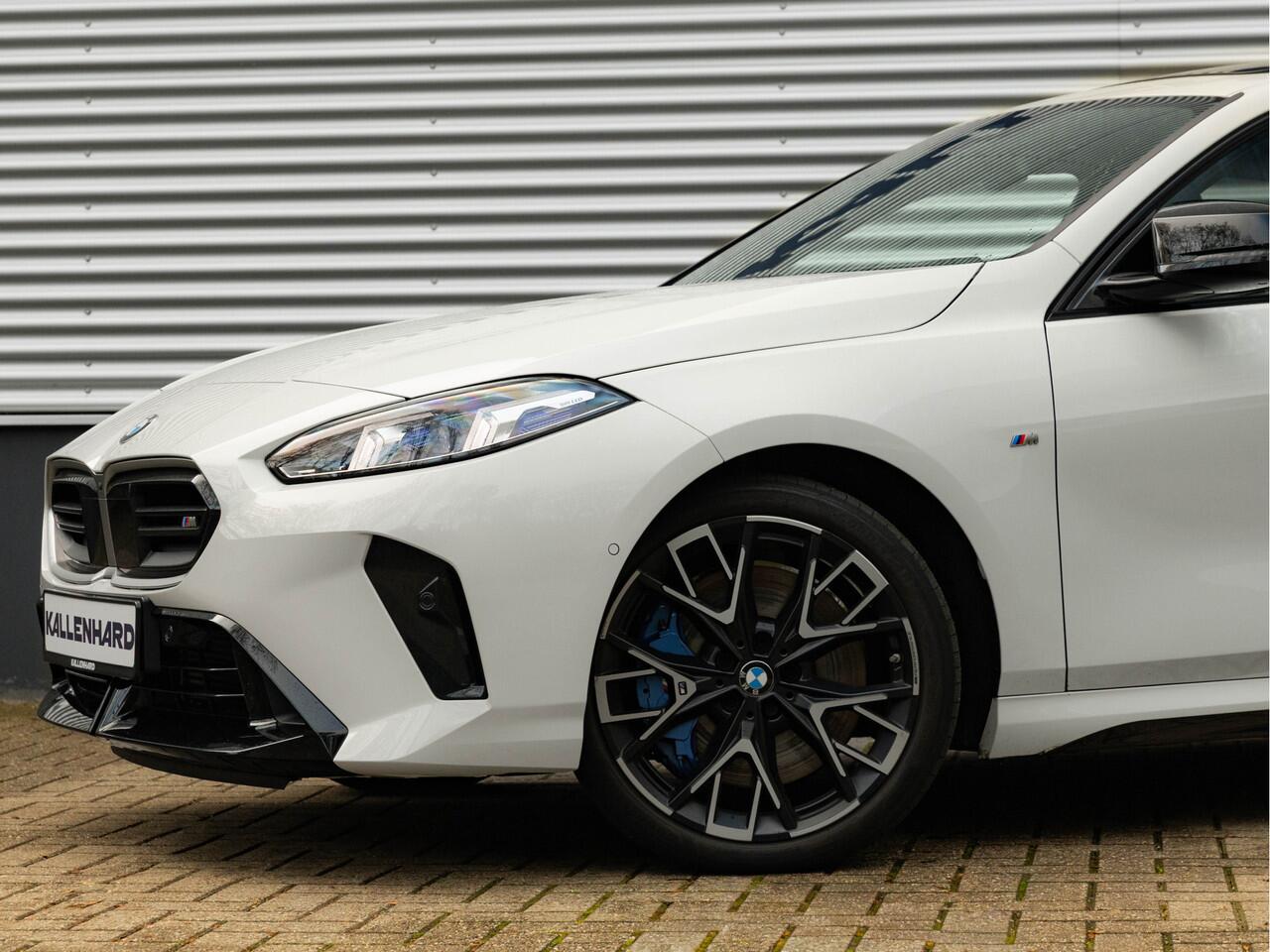 BMW 1-SERIE M135 xDrive - Pano - Trekhaak - Head-Up - Harman Kadon - Driving Ass