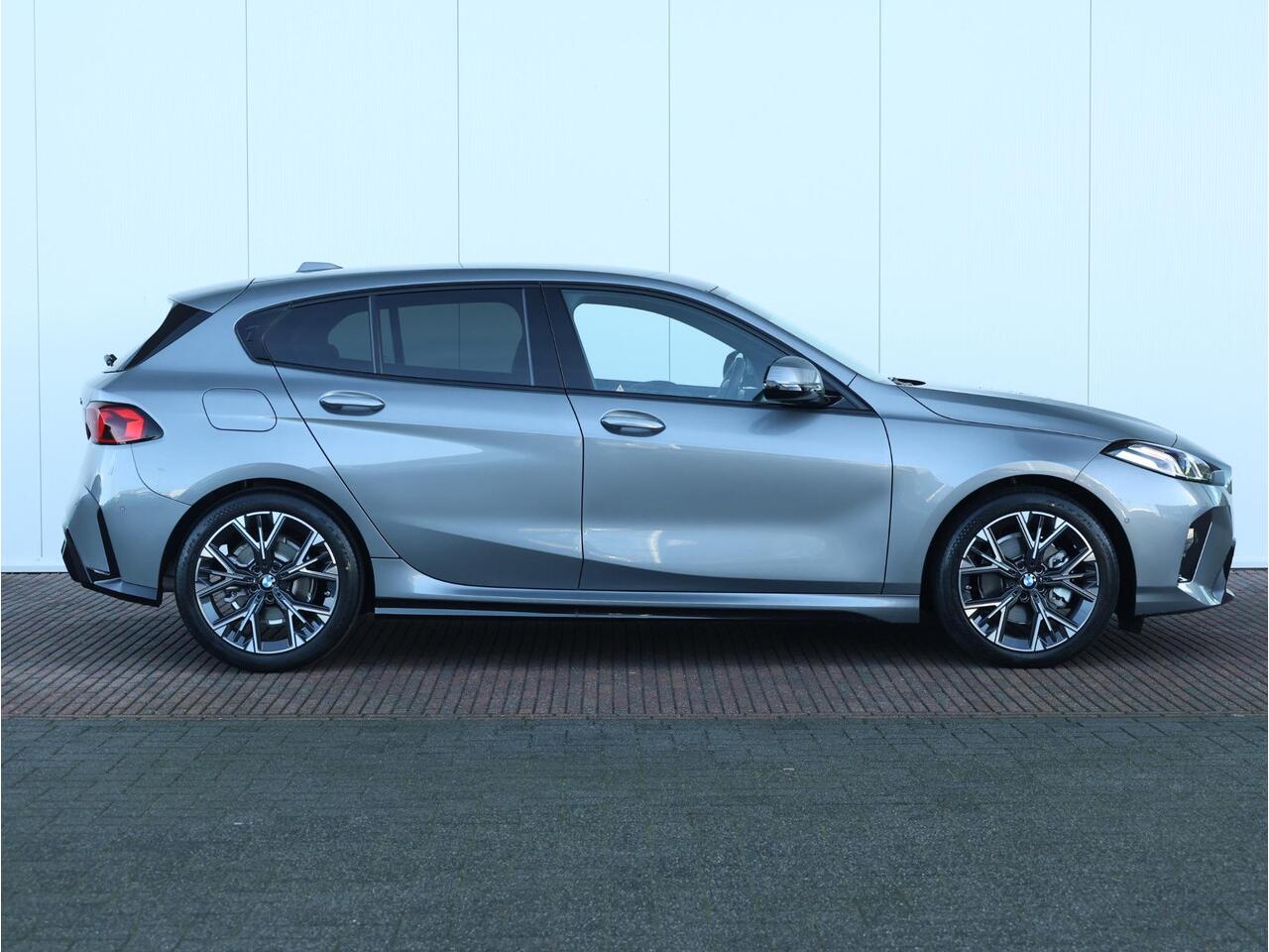 BMW 1-SERIE 120 M Sport Design Edition M Sportpakket/ Stuurwielrand verwarmd/ Achteruitrijcamera/ Getint Glas/ Sportstoelen/ Driving Assistant