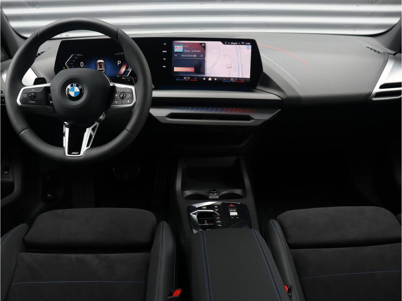 BMW 1-SERIE 5-deurs 120 | M Sportpakket Pro | Panodak | Harman Kardon | Getint Glas | Comfort Access | Driving Assistant Plus | Elektr. Achterklep | 19'' LMV