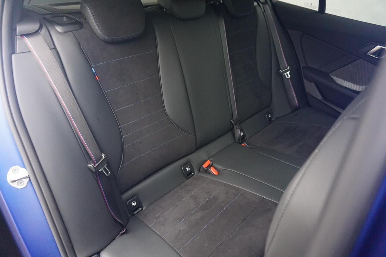 BMW 1-SERIE 123 xDrive M Sport Pro | Panoramadak / Head-up / Harman Kardon / Elektrische Stoelen met geheugen / Rondomzicht camera / Cruise control adaptief