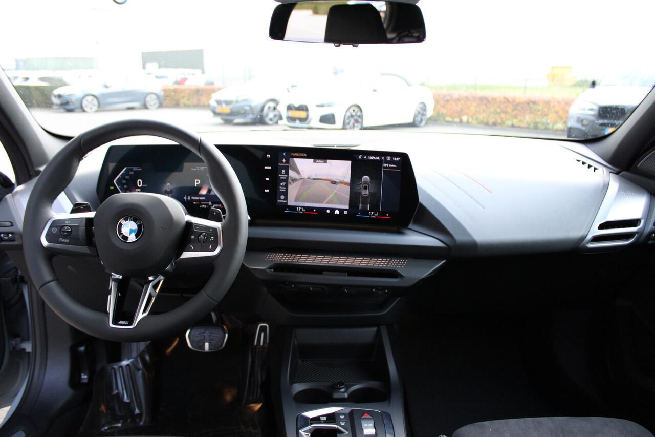 BMW 1-SERIE 120 M Sport Automaat / Panoramadak / Sportstoelen / Achteruitrijcamera / M Adaptief onderstel / Comfort Access / Adaptieve LED / Harman-Kardon / Stoelverwarming