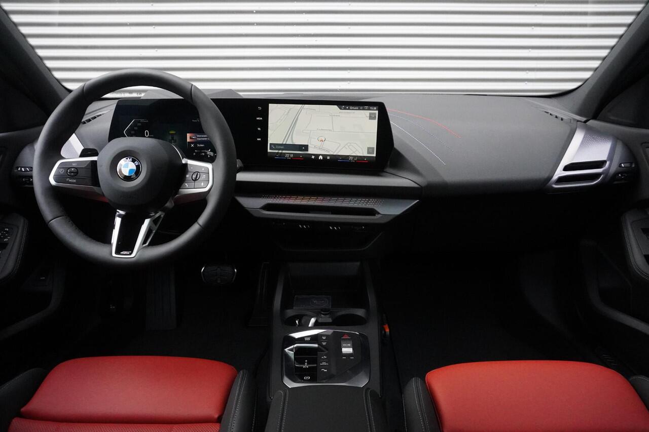 BMW 1-SERIE 5-deurs 120 M Sportpakket Pro | Panoramadak elektrisch | Driving Assistant | Head-Up Display | Adaptief M-onderstel