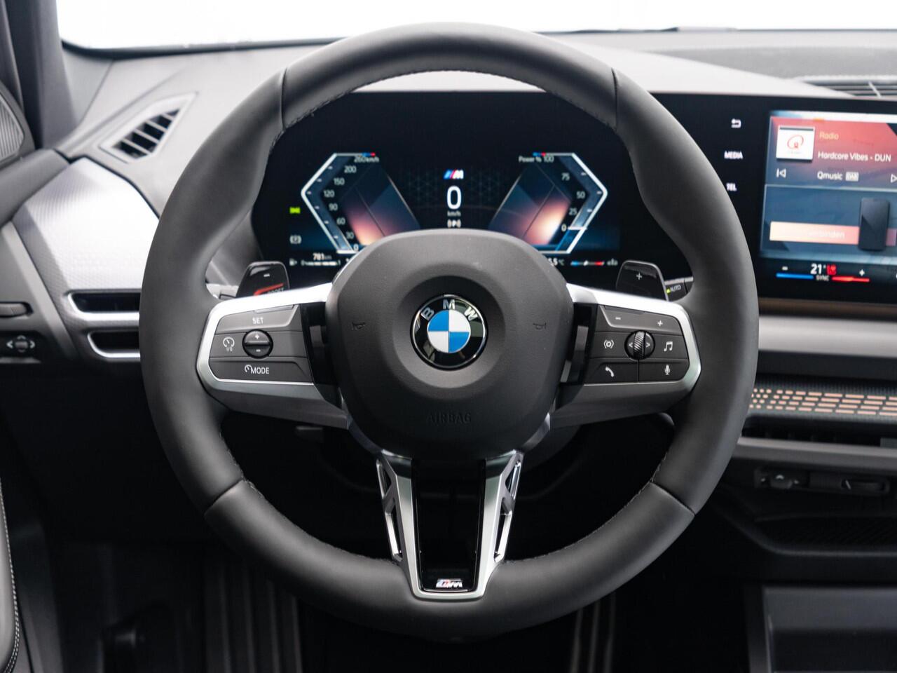 BMW 1-SERIE 120 | M Sportpakket Pro | Premium Pack | Harman-Kardon | Verwarmd Stuurwiel | Comfort Access | Achteruitrijcamera | Panoramadak