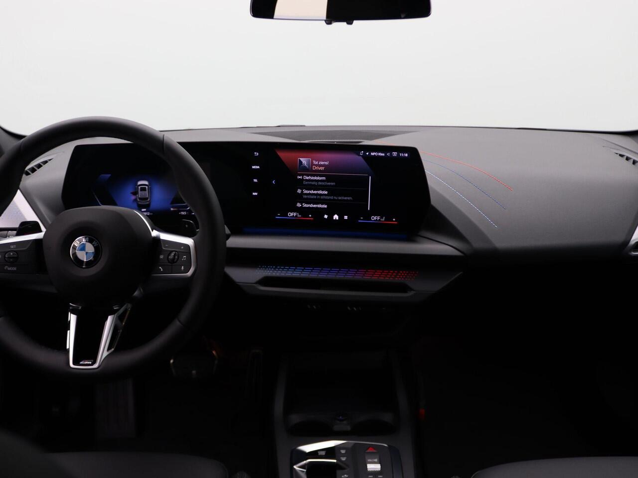 BMW 1-SERIE 120 M Sportpakket Pro | Premium Pack | Comfort Access | Panoramadak | Driving Assistant | Harman Kardon | 19''