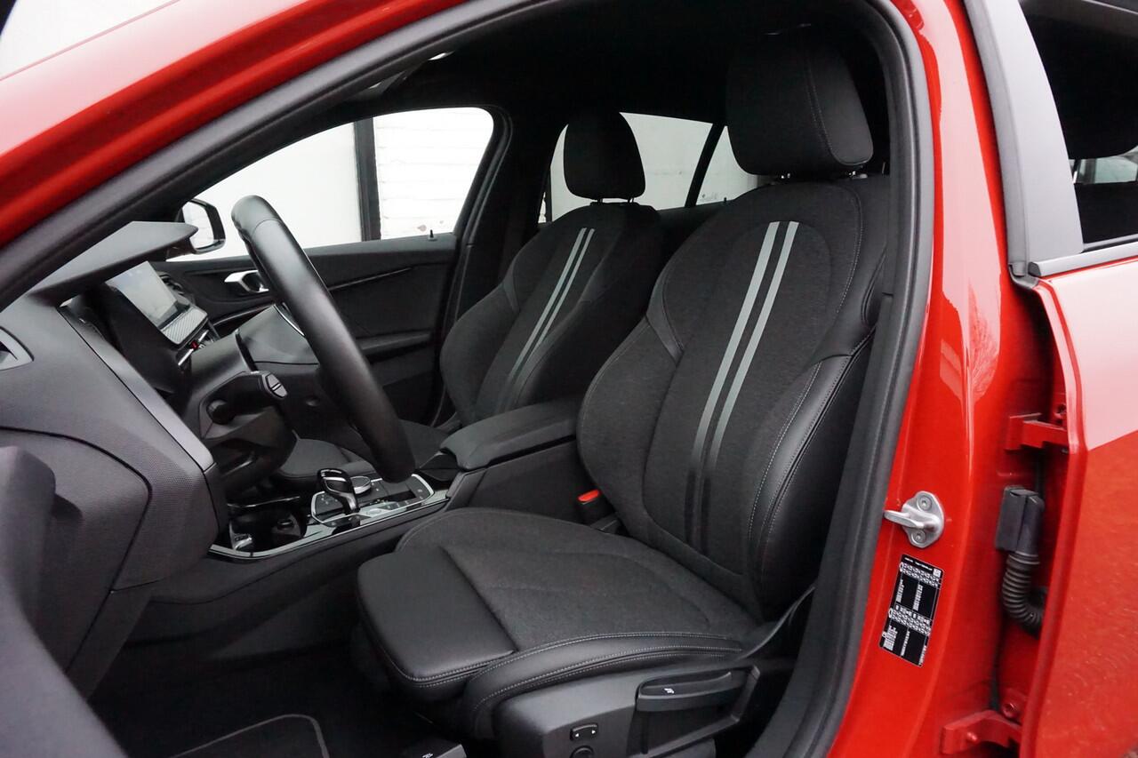 BMW 1-SERIE 118i SPORTLINE | Apple Carplay | Half Leder | Live Cockpit