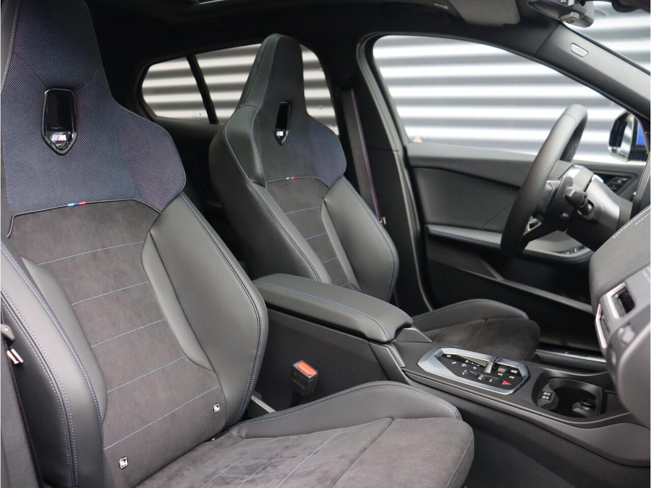 BMW 1-SERIE 5-deurs 120 | M Sportpakket Pro | Premium Pack | Panodak | Harman Kardon | Driving Assistant Plus | Elektr. Achterklep | Comfort Access | 19'' LMV