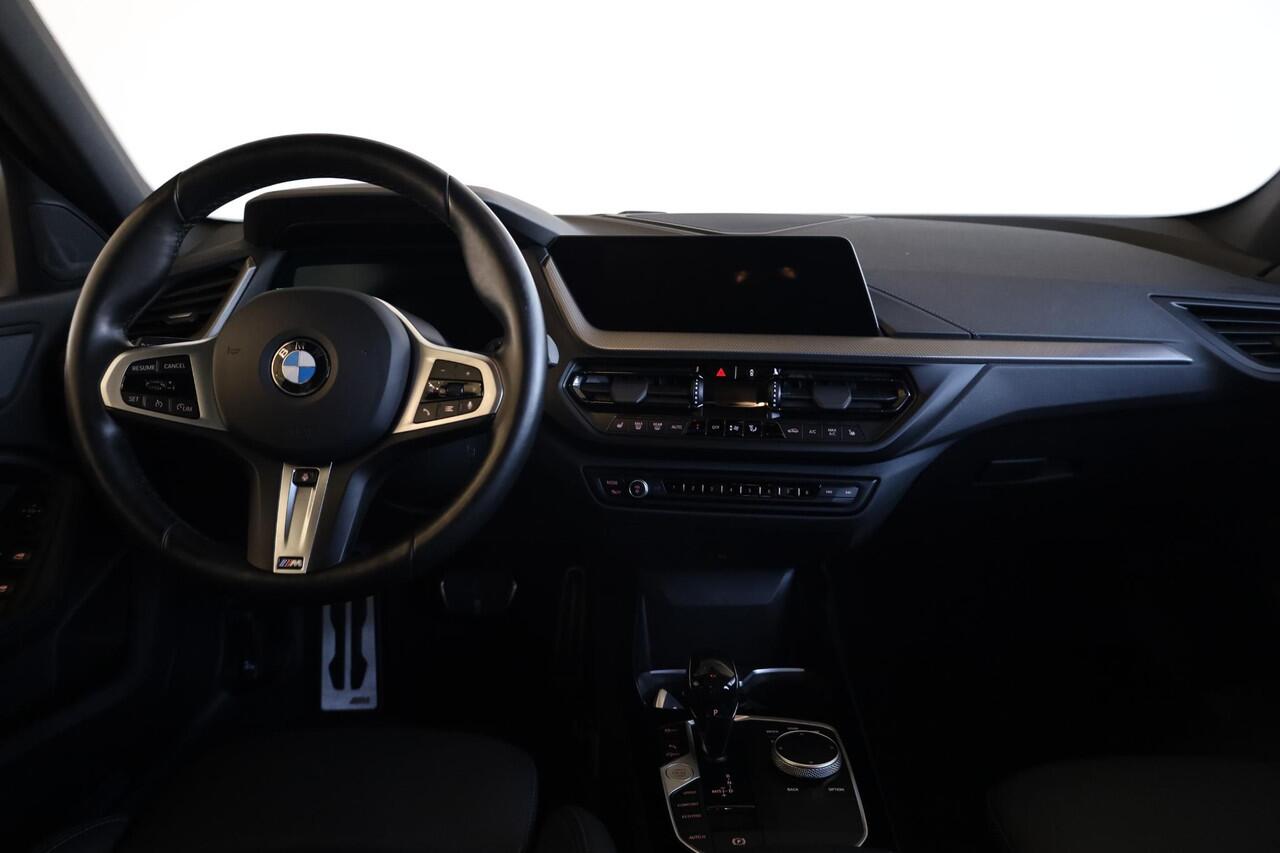 BMW 1-SERIE 118i | M Sportpakket | Panoramadak | HI-FI | Stoel & stuurwielverwarming | Shadow Line | Achteruitrijcamera