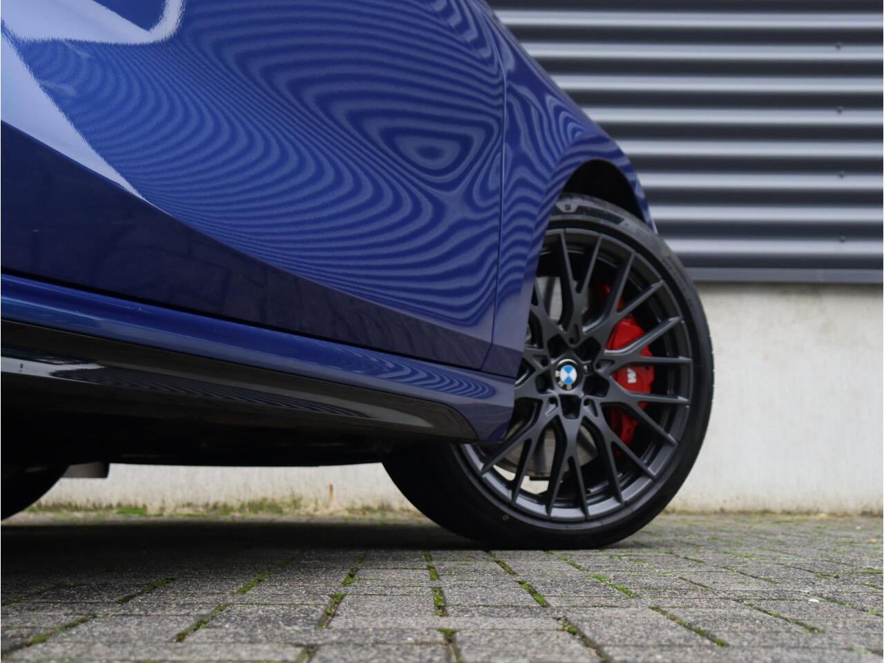 BMW 1-SERIE 5-deurs 120 | M Sportpakket Pro | Premium Pack | Panodak | Harman Kardon | Driving Assistant Plus | Elektr. Achterklep | Comfort Access | 19'' LMV