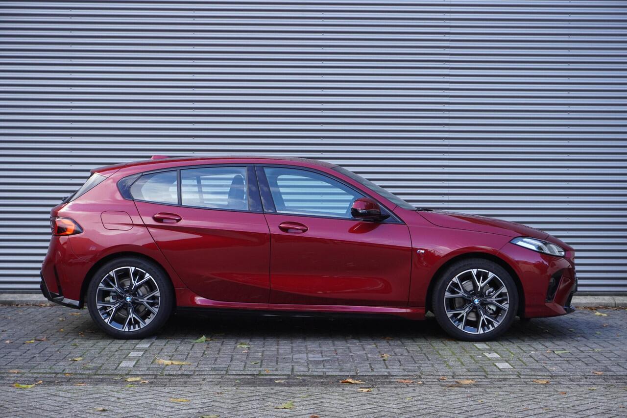 BMW 1-SERIE 120 M Sportpakket | 18 inch LM M Y-spaak | Parking Assistant | M Adaptief onderstel | Elektrisch verwarmde voorstoelen