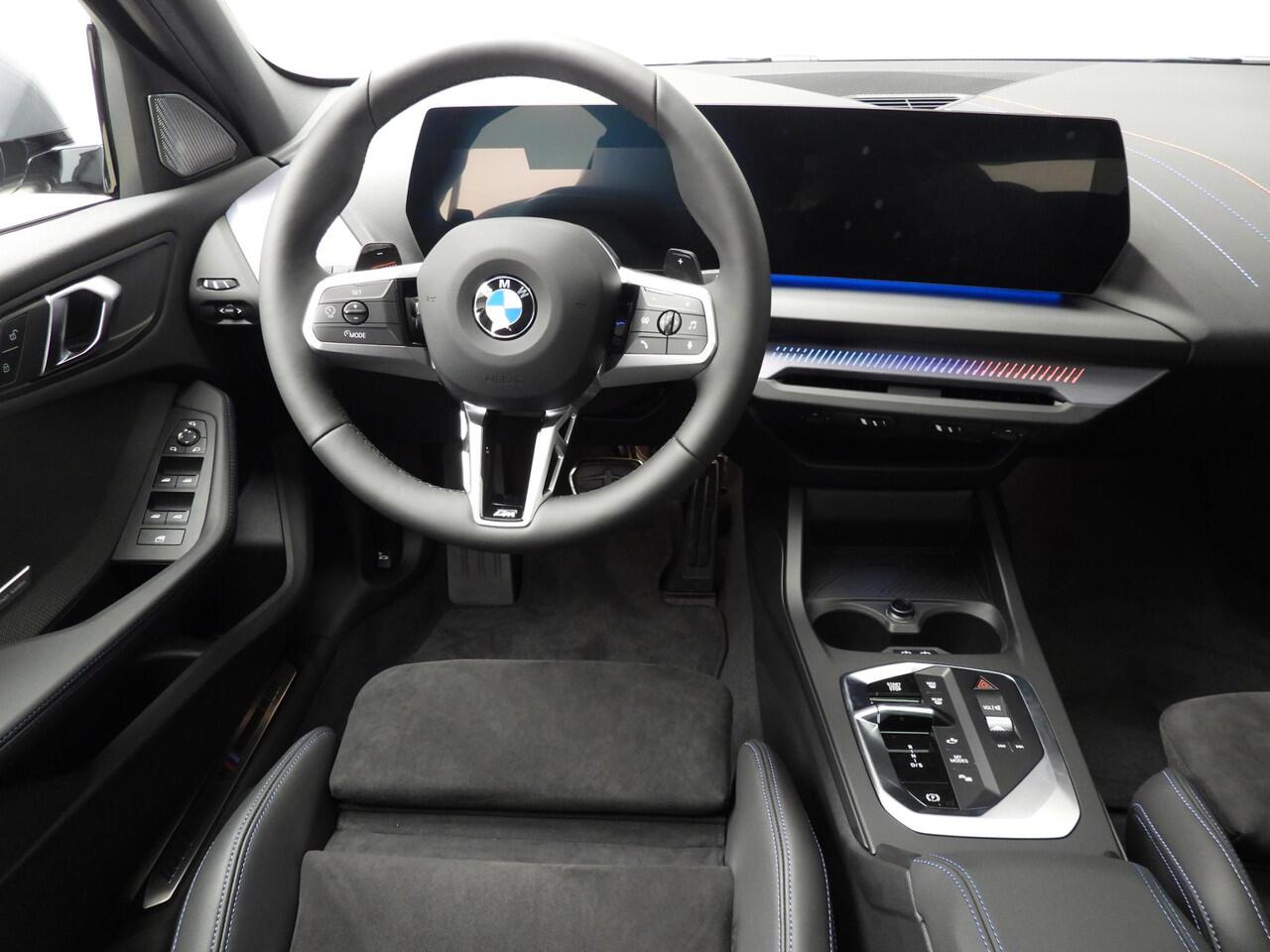 BMW 1-SERIE 120 | M-Sportpakket | LED | Navigatie | Schuifdak | Keyles go | Active cruise | DAB | Harman-kardon sound | Alu 18 inch