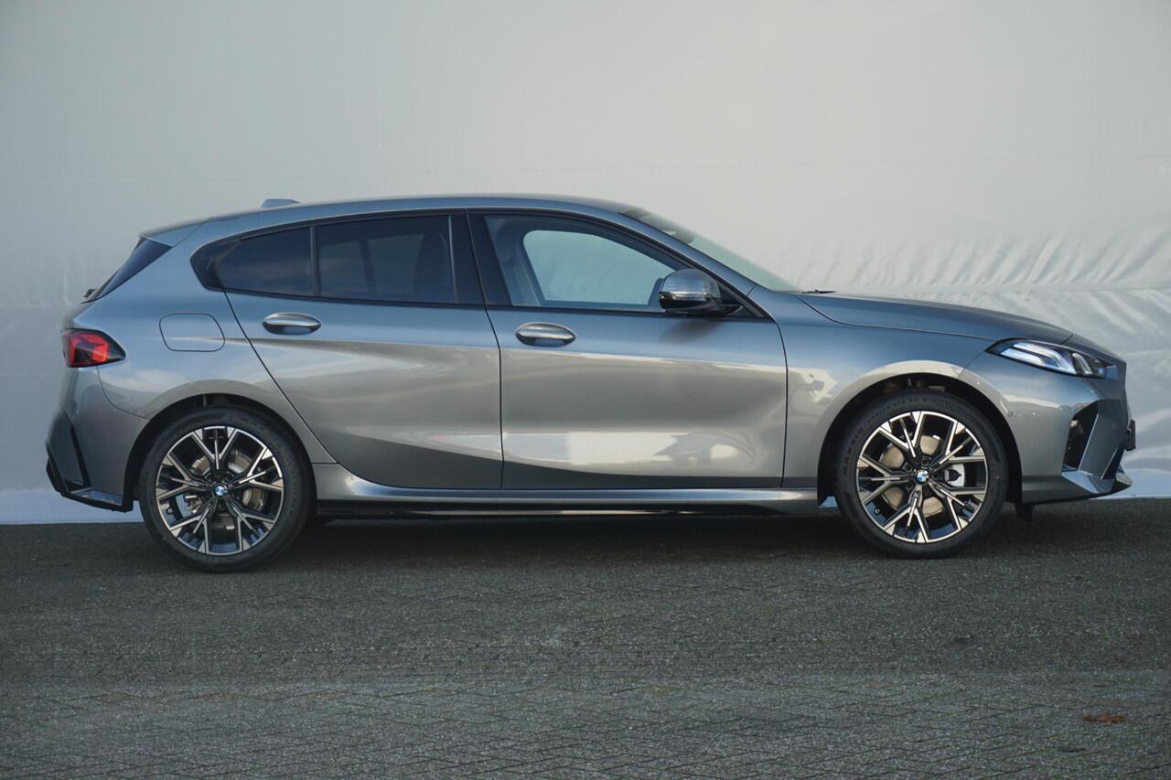 BMW 1-SERIE 5-deurs 120 M Sport Design Edition 18'' / Sportstoelen verwarmd / Shadow Line / Achteruitrijcamera
