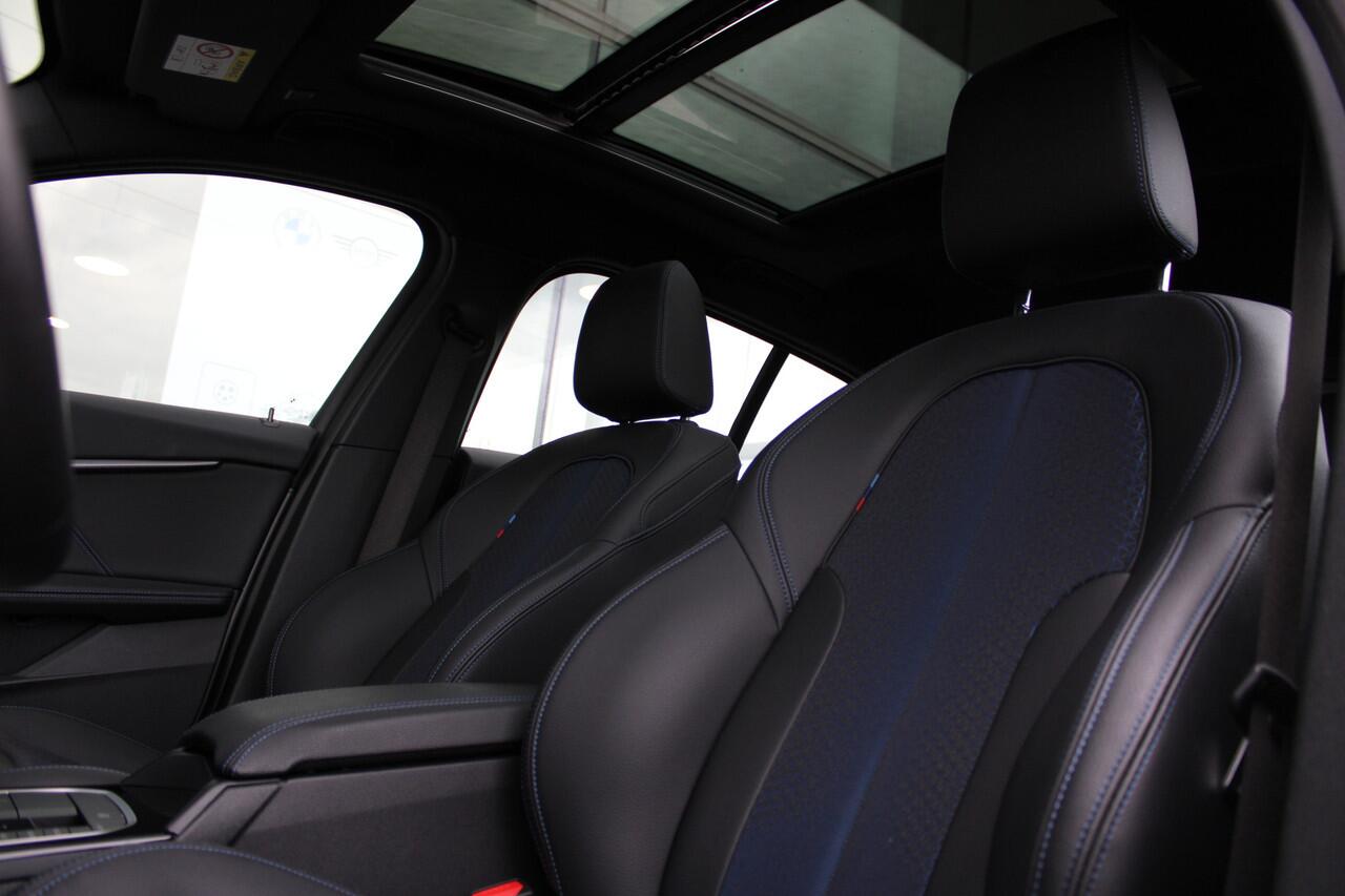 BMW 1-SERIE 118i M Sport Automaat / Panoramadak / Sportstoelen / Achteruitrijcamera / LED / Live Cockpit Professional / M Sportonderstel