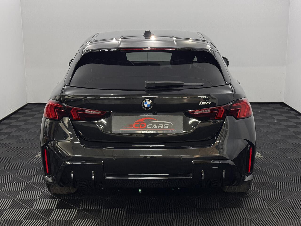 BMW 1-SERIE 120 M Sport Half leder, 360 Camera, Navi, Keyless start, Head-up display, Cruise control adaptief, 3 jaar garantie