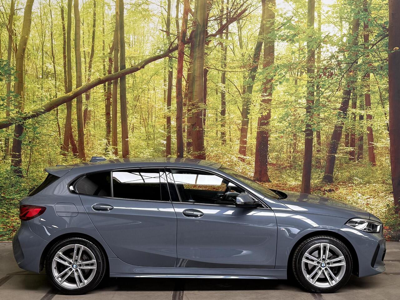 BMW 1-SERIE 116i High Executive M-Sport 5-Deurs Stormbay Met. Shadowline Navi DAB LED PDC V+A Virtual Stoelverw.