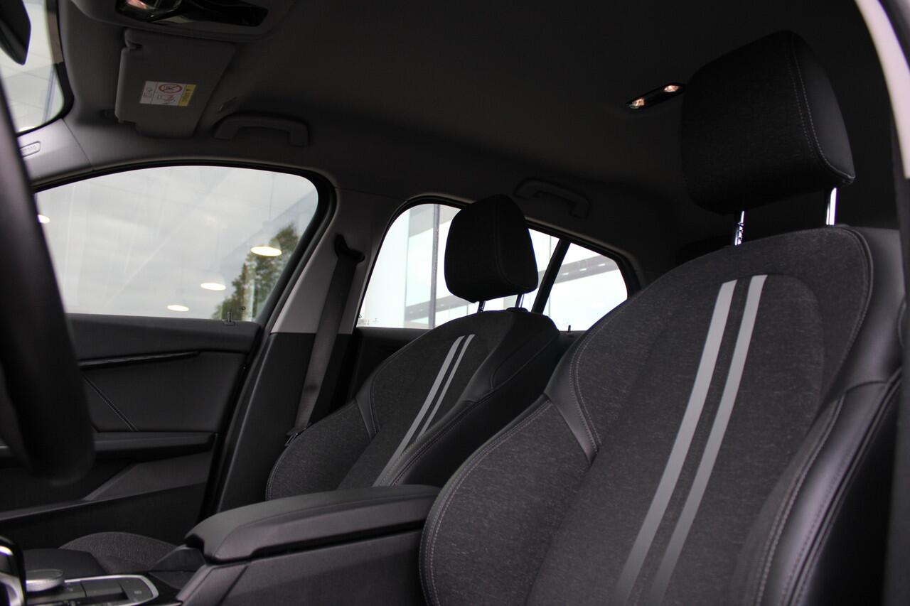 BMW 1-SERIE 118i Sport Line Automaat / Sportstoelen / Head-Up / Stoelverwarming / LED / Live Cockpit Professional