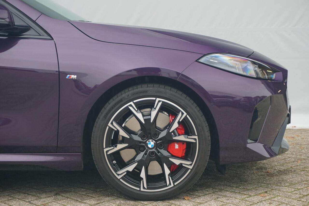 BMW 1-SERIE 5-deurs 120 M Sportpakket Pro 19'' / Panoramadak / Harman Kardon / Driving Assistant Plus / Trekhaak