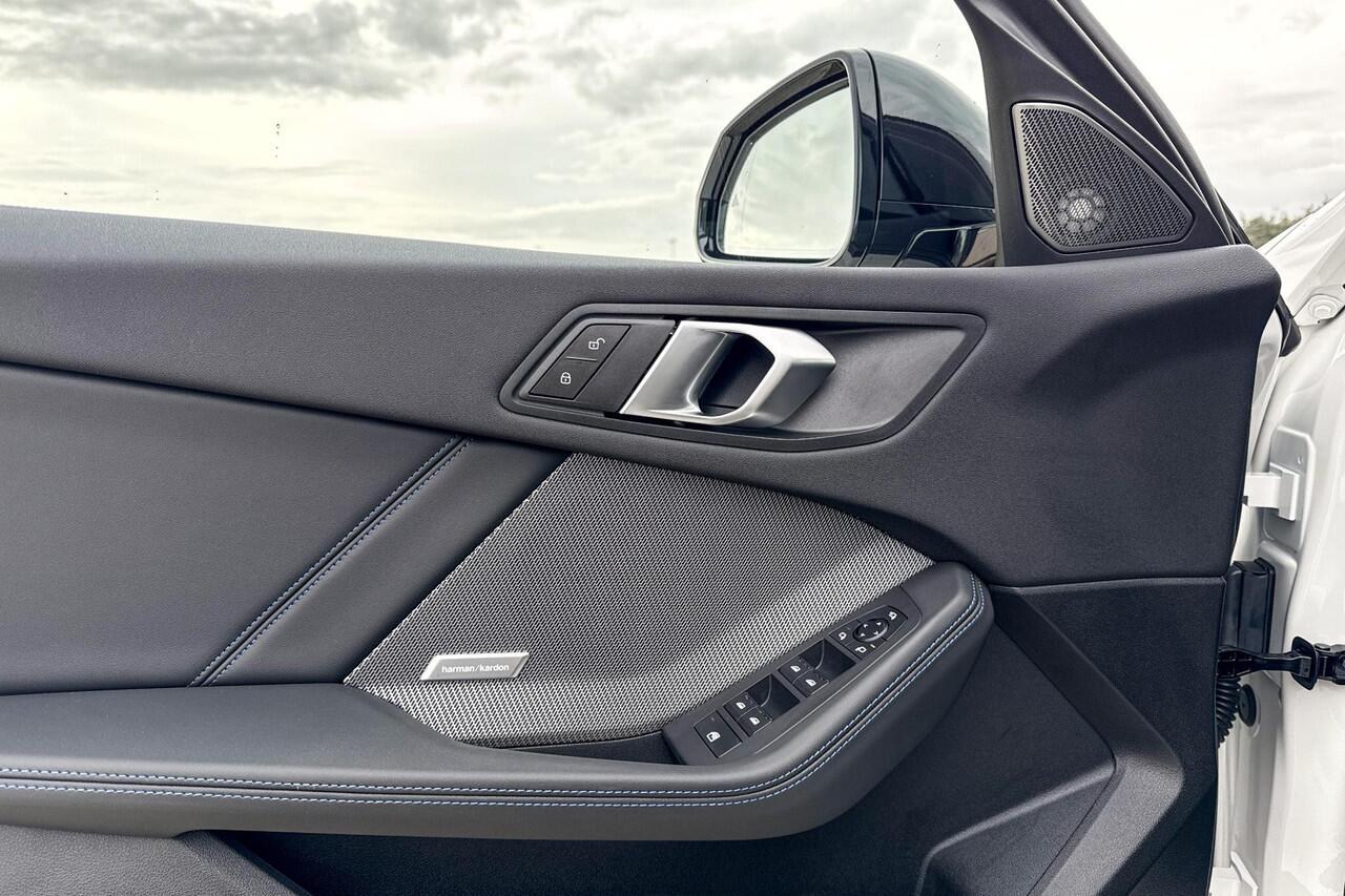 BMW 1-SERIE 120 M Sport | M Sport Pro | Harman Kardon | Comfort Access | Stoelverwarming |