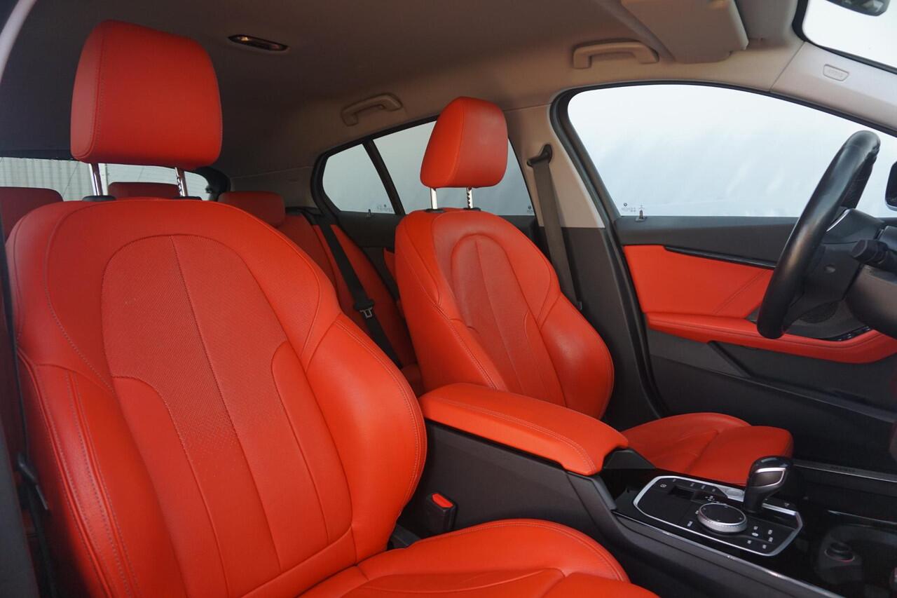 BMW 1-SERIE 118i High Executive Sport Line 18'' / HiFi / Verwarmde voorstoelen / Sportstoelen