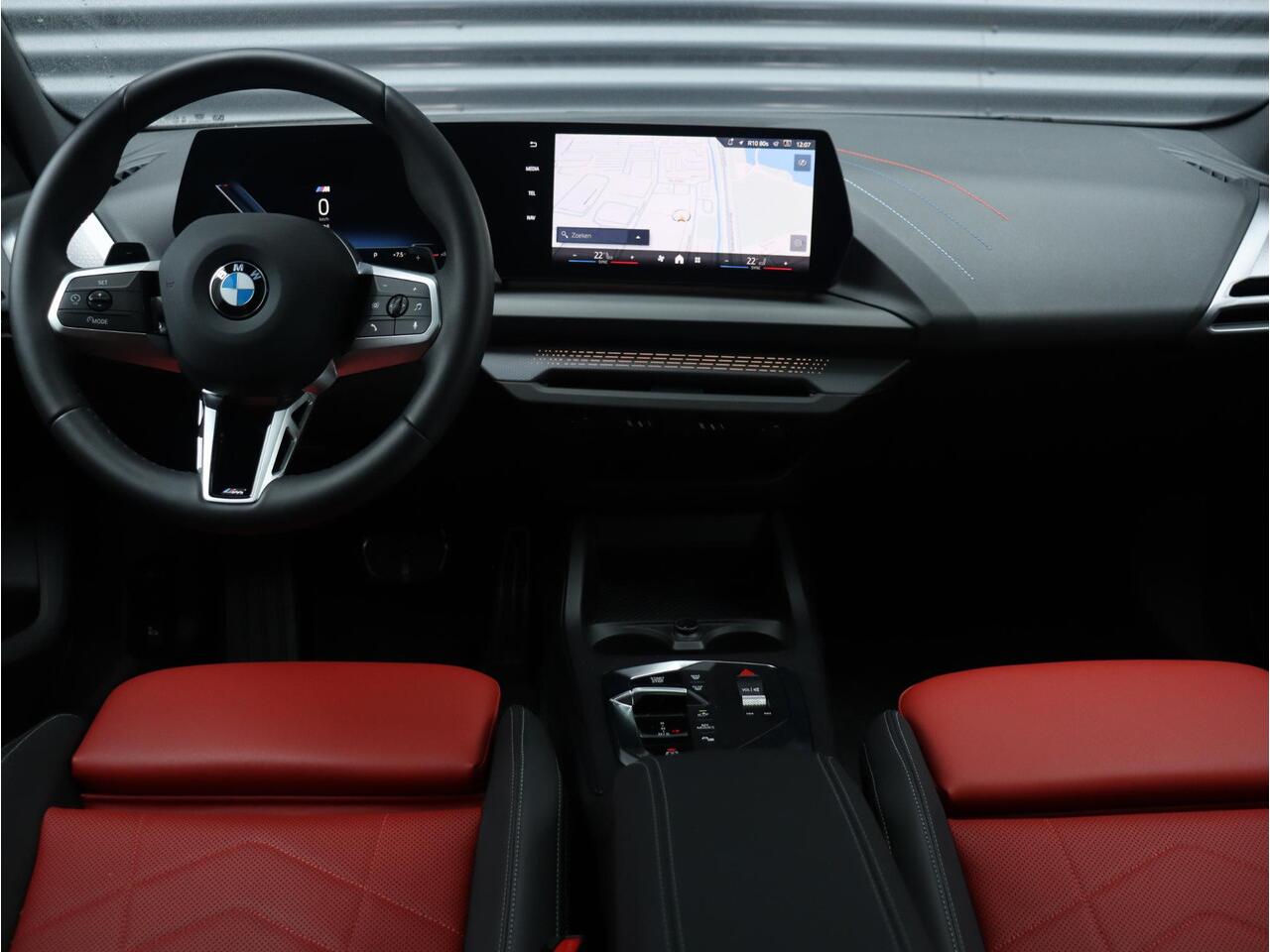 BMW 1-SERIE 120 | M Sportpakket Pro | Panodak | Trekhaak | Comfort Access | Stoelverwarming | Achteruitrijcamera | Driving Assistant | 18'' LMV